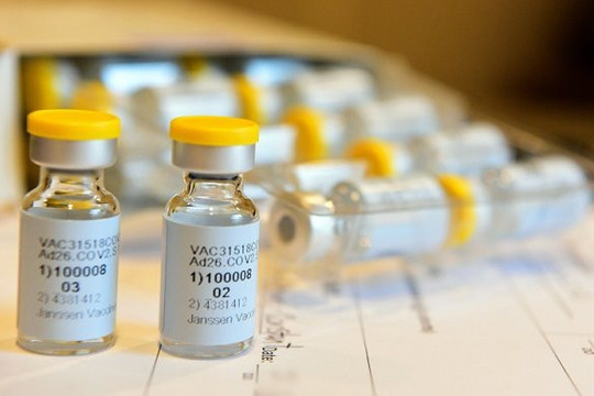Một tình nguyện viên bệnh, Johnson & Johnson tạm dừng thử nghiệm vắc xin ngừa COVID-19