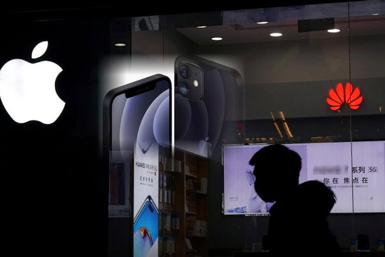Chia rẽ vì iPhone 12, người Trung Quốc vẫn yêu Apple mặc Huawei bị Mỹ vùi dập