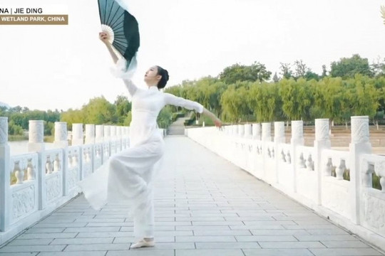 Thí sinh Trung Quốc mặc trang phục giống áo dài Việt Nam dự thi Hoa hậu Trái đất 2020