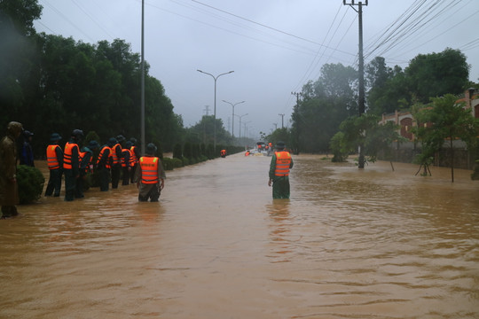 Quảng Trị, Huế sơ tán người dân đến nơi an toàn trong đợt mưa lũ mới