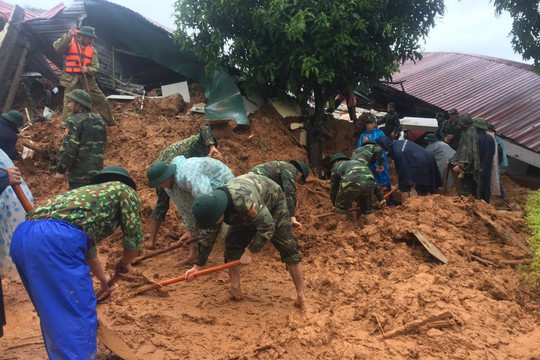 Thủ tướng: Tập trung mọi nguồn lực cứu nạn ở Quảng Trị và Huế, chia sẻ với thân nhân
