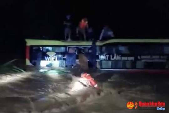Cứu 20 người trên xe khách bị lũ cuốn trôi ở Quảng Bình
