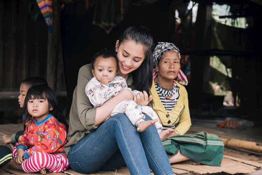 Hoa hậu Việt Nam quyên góp 8,7 tỉ đồng đi cứu trợ miền Trung