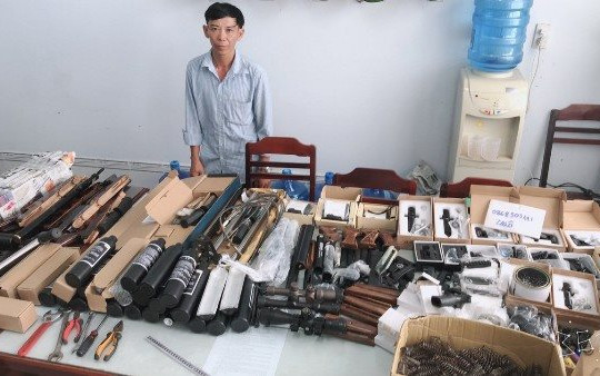 Cần Thơ: Công an thu giữ kho linh kiện súng săn của người đàn ông bán súng qua Zalo