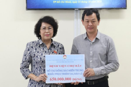 Bệnh viện Chợ Rẫy gửi Ủy ban MTTQ Việt Nam TP.HCM 650 triệu hỗ trợ miền Trung 