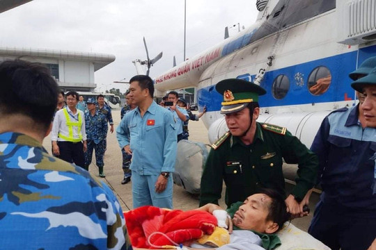 Trực thăng đưa đại úy và chủ tịch xã bị thương từ vùng cô lập Quảng Trị đi cấp cứu