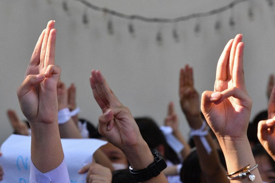 Ba ngón tay trở thành biểu tượng chống đối tại Thái Lan 