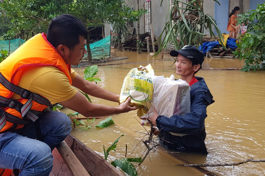 Chủ tịch tỉnh Quảng Trị lên tiếng trước tin đồn cán bộ lấy lương khô cứu trợ chia nhau