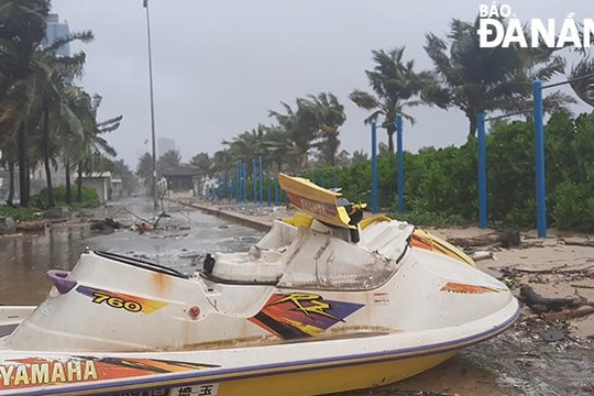 Hình ảnh bão vào Đà Nẵng: Gió giật mạnh, sóng biển tràn đường