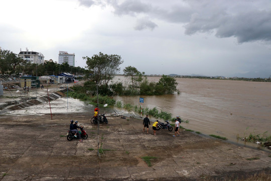 Sau bão số 9, Quảng Ngãi nhiều nơi bị ngập sâu từ 1-2m do mưa lũ