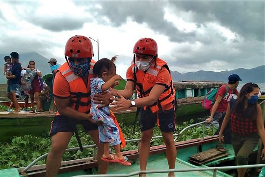 Philippines vất vả đối phó bão và COVID-19