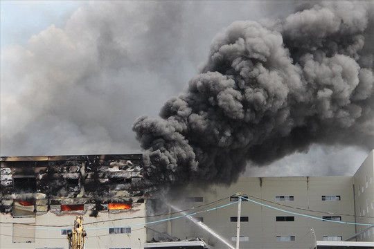 Bình Dương: Cháy lớn ở công ty sản xuất ghế sofa