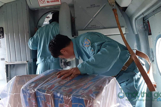 Máy bay liên tục đưa hàng tiếp tế vào vùng cô lập tỉnh Quảng Nam