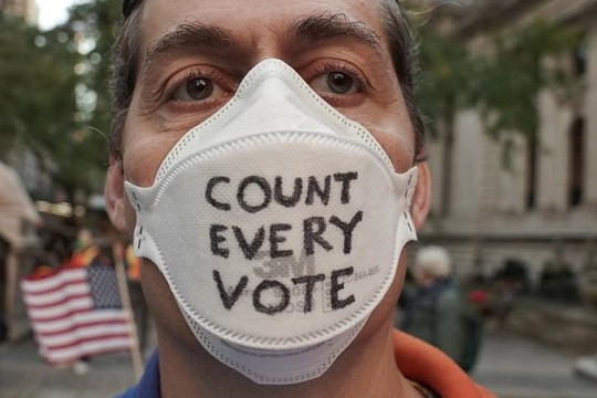 Người dân Mỹ xuống đường bảo vệ kết quả bầu cử