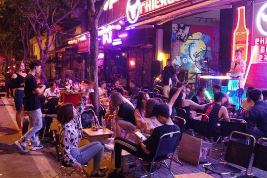 TP.HCM: Nhiều quán beer club bị phạt vì ồn ào, lấn chiếm đường