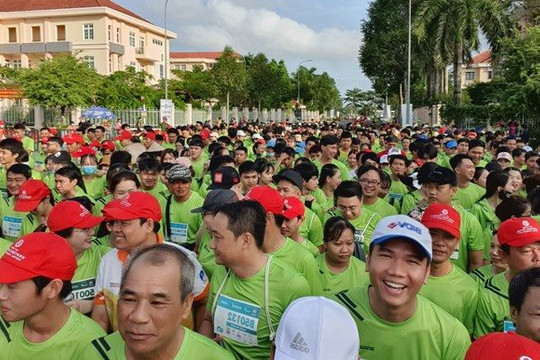 Hơn 7.200 VĐV tham gia chạy marathon lan tỏa thông điệp chống biến đổi khí hậu 