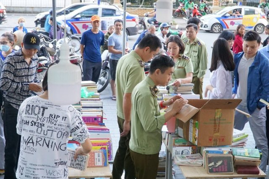 Thu giữ hàng loạt sách bị nghi làm giả tại Hội chợ sách ở Hà Nội