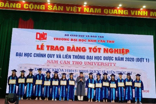 Đại học Nam Cần Thơ: Trao hơn 1.000 bằng tốt nghiệp đại học cho sinh viên 