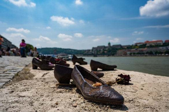 Sông Danube và những đôi giày tưởng niệm