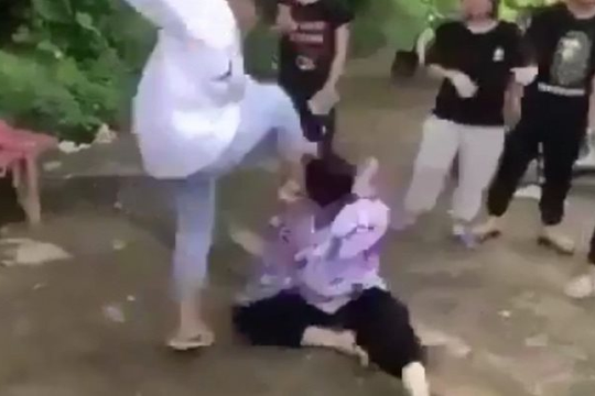 Nữ sinh lớp 8 ở Thanh Hóa bị nhóm bạn cùng trường vây đánh dã man
