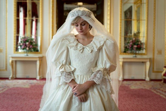 The Crown – loạt phim Hoàng gia Anh gây sốt và tranh cãi của Netflix 