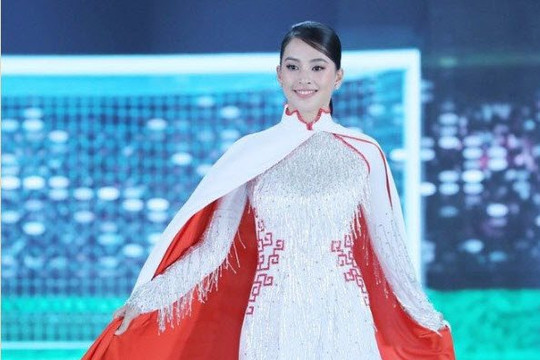 Hoa hậu Tiểu Vy gây ấn tượng qua bộ sưu tập áo dài về bóng đá