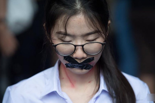 Cô gái bị hàng ngàn người nhục mạ vì cầm bảng cáo buộc giáo viên lạm dụng tình dục