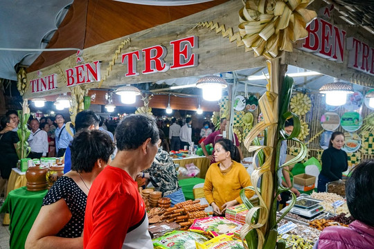 Hà Nội khai mạc hội chợ đặc sản vùng miền giữa mùa dịch COVID-19, nhiều người không đeo khẩu trang