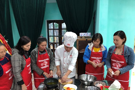 Phụ nữ Việt học nâng cao kĩ năng chăm sóc bữa cơm gia đình