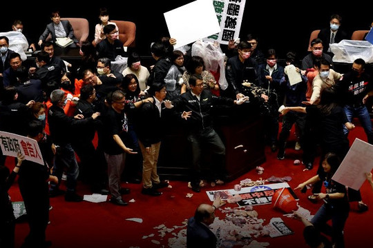 Màn ném ruột lợn và đấm nhau giữa các nhà lập pháp 2 đảng Đài Loan vì thịt heo Mỹ