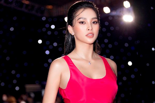 Hoa hậu Hương Trà lộ ngực trên sàn catwalk  Ngôi sao