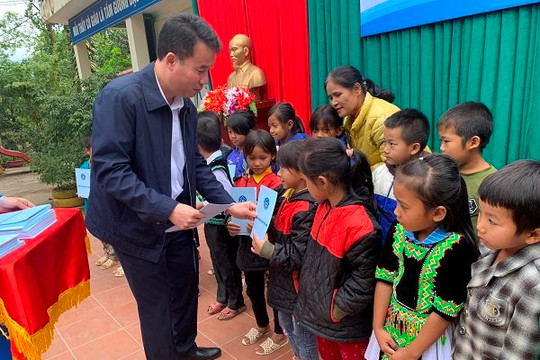 BHXH Việt Nam tặng thẻ BHYT cho học sinh khó khăn
