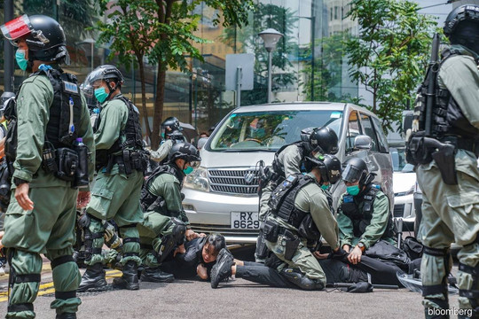 14 quan chức sắp bị trừng phạt, Trung Quốc dọa đáp trả Mỹ, Hồng Kông bắt thêm 8 người biểu tình 