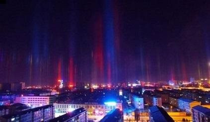 Bí ẩn những cột ánh sáng thẳng đứng như cảnh UFO đổ bộ Trái đất
