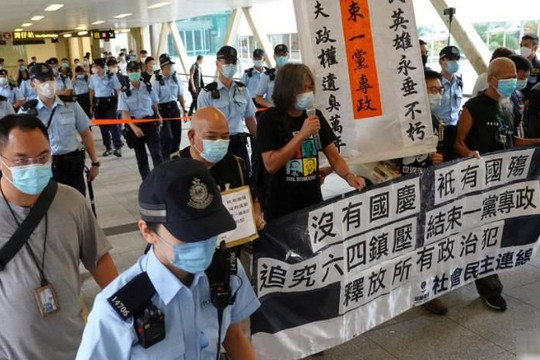 Mặc Mỹ trừng phạt, Hồng Kông bắt thêm nhà hoạt động kỳ cựu 'Tóc dài' và 7 người khác