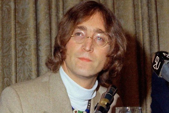 Album John Lennon ký tặng kẻ giết người được bán đấu giá 