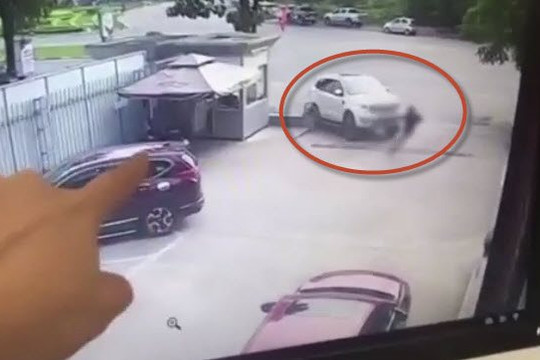 Clip nữ tài xế lái ô tô vào nhầm showroom Mazda Phú Thọ, tông 1 người tử vong
