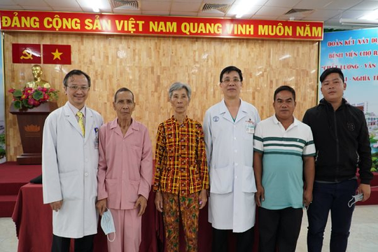 Lần đầu tiên các bác sĩ Việt Nam thay van động mạch chủ không cần mở xương ức