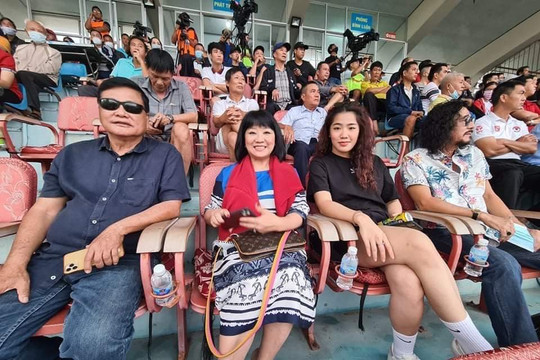 VIDEO: Gia đình ca sĩ Cẩm Vân cổ vũ các cầu thủ U.21 trong trận bán kết