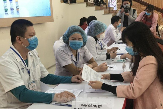 Việt Nam lần đầu tiên tiêm thử nghiệm vắc xin COVID-19 