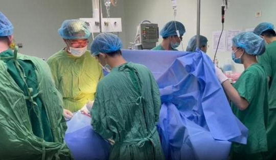 Huy động 15 bác sĩ cứu bệnh nhân bị đâm máu tuôn thành tia