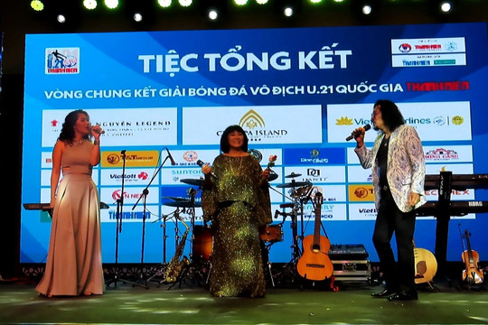 Video ca sĩ Cẩm Vân trình diễn ở đêm gala U.21 Quốc gia 2020