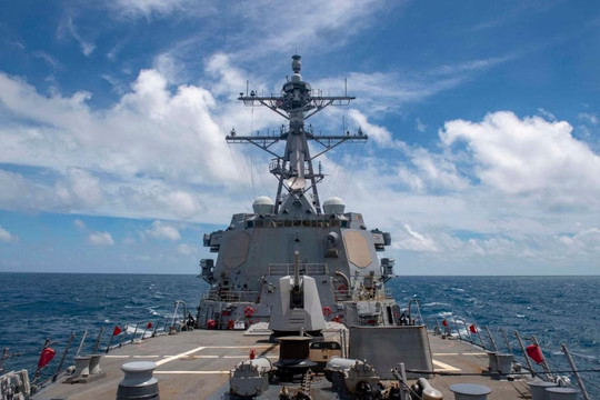 Quân đội Trung Quốc nói gì khi bám đuôi tàu mang tên lửa của Mỹ ở eo biển Đài Loan?