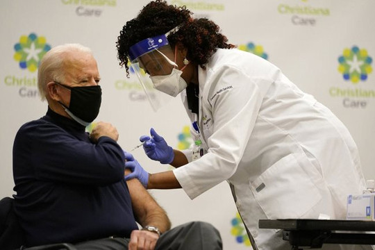 Ông Joe Biden tiêm vắc xin ngừa COVID-19