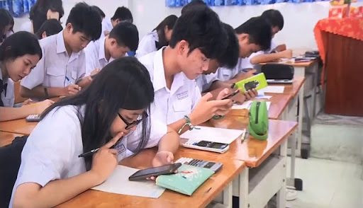 Bộ GD-ĐT khẳng định không bắt buộc tất cả học sinh phải có điện thoại