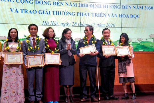 Giám đốc công ty First News - Trí Việt được tặng giải thưởng phát triển văn hoá đọc