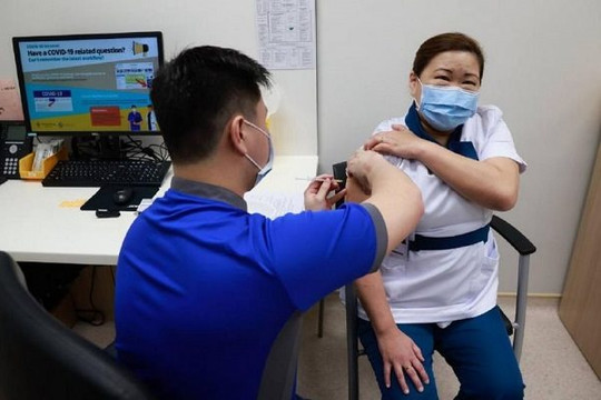 Vắc xin COVID-19: Singapore triển khai tiêm chủng, vắc xin Trung Quốc đạt hiệu quả gần 80%