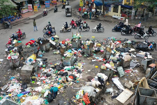 Hà Nội yêu cầu giải tỏa 500 tấn rác ùn ứ trên đường phố