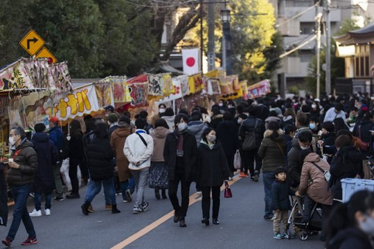 Số ca nhiễm COVID-19 tăng kỷ lục, Nhật xem xét ban bố tình trạng khẩn cấp