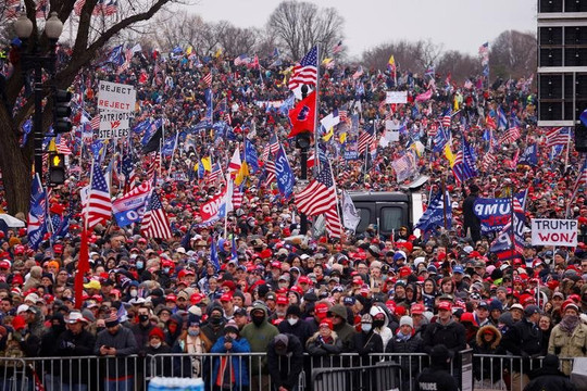 Các nhóm dân quân và hàng ngàn người ủng hộ Trump tụ tập ở Washington phản đối chứng nhận Biden thắng cử